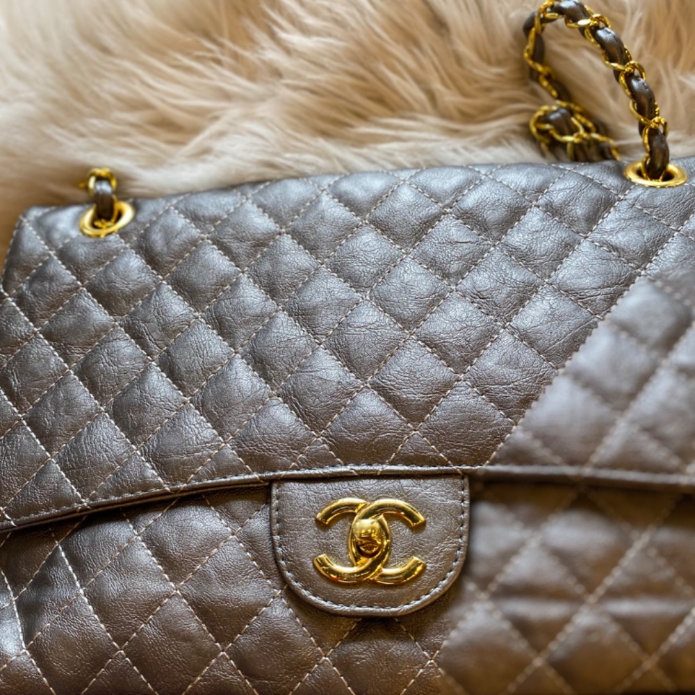 Silver soft leather purse with gold hardware - Picture 6 of 7